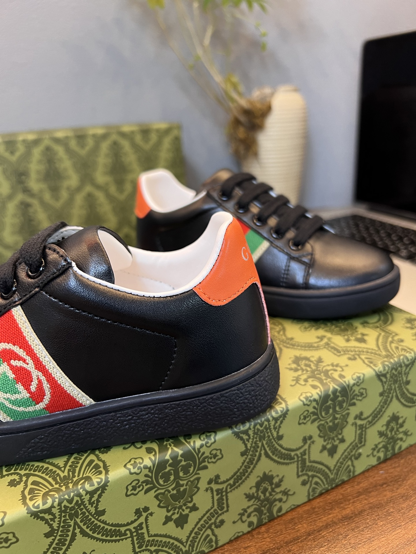 Children's shoes child